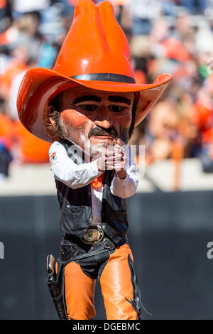 Stillwater, Oklahoma, USA. 19 Oct, 2013. 19 octobre 2103 : Oklahoma State Cowboys mascot Pistol Pete pendant la NCAA football match entre le TCU Horned Frogs et l'Oklahoma State Cowboys à Boone Pickens Stadium à Stillwater, OK © csm/Alamy Live News Banque D'Images