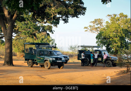 Jeep safari de faune guides pilote en attente de leurs clients en parc national de Yala, au Sri Lanka Banque D'Images