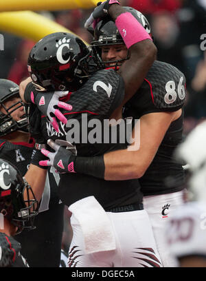 Cincinnati, OH, USA. 19 Oct, 2013. 19 octobre 2013 : Cincinnati Bearcats wide receiver Mekale McKay (2) célèbre le touché en coéquipier tight end Blake Annen (86) au cours de la NCAA Football match entre le Connecticut Huskies et les Bearcats de Cincinnati à Nippert Stadium à Cincinnati, OH. Les Cincinnati Bearcats défait le Connecticut Huskies 41-16. © csm/Alamy Live News Banque D'Images