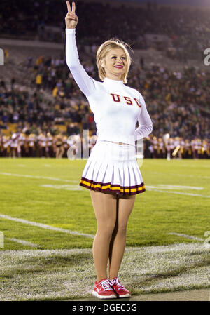 South Bend, Indiana, USA. 19 Oct, 2013. 19 octobre 2013 : USC song girl effectue au cours de NCAA Football action de jeu entre la Cathédrale Notre Dame Fighting Irish et l'USC Trojans au stade Notre-dame à South Bend, Indiana. Notre Dame a défait l'USC 14-10. © csm/Alamy Live News Banque D'Images