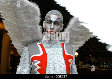 Homme habillé comme un ange au costume Halloween Party à Philadelphie, Banque D'Images