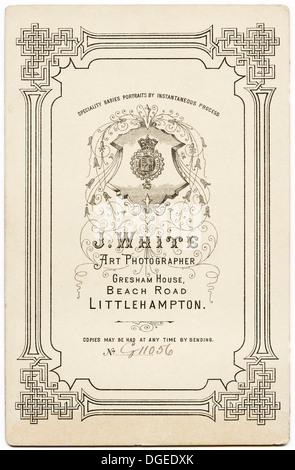 Conception élaborée au verso de Carte de Visite vers 1895 par J. White photographe victorien de Littlehampton Banque D'Images