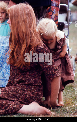 Photo vintage de mère avec cheveux rouges et fille à Le festival de musique Barsham Fayre Fair des années 1970 dans le Suffolk en Angleterre ROYAUME-UNI EN 1974 KATHY DEWITT Banque D'Images