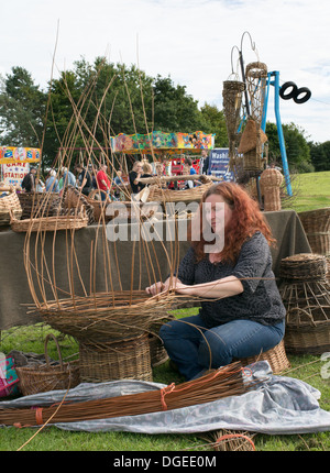 Femme démontrant la vannerie à Washington et du patrimoine Festival communautaire. North East England, UK Banque D'Images