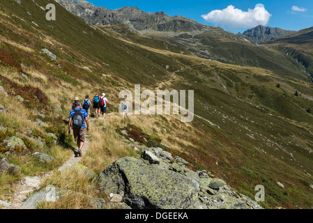 Un petit groupe de randonneurs adultes marcher le long du sentier à Klosters de Madrisa. La Suisse Banque D'Images