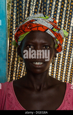 Patient de sexe féminin à Nixo clinique de santé du village, près de Sokone, au Sénégal. Ethnie sérère. Banque D'Images