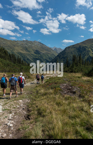 Un petit groupe de randonneurs adultes marcher le long du sentier à Klosters de Madrisa. La Suisse Banque D'Images