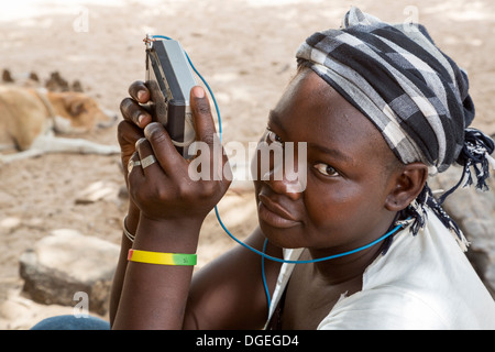 Jeune femme à l'écoute de la musique, Nixo, village près de Sokone, au Sénégal. Ethnie sérère. Banque D'Images