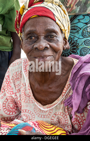 Vieille Femme, Nixo, village près de Sokone, au Sénégal. Ethnie sérère. Banque D'Images