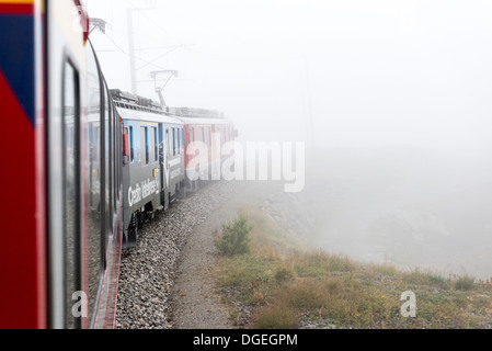 Le brouillard et la brume masquent la vue magnifique du lac Bianco de train Bernina Express, chemin de fer rhétique, RhB. La Suisse Banque D'Images