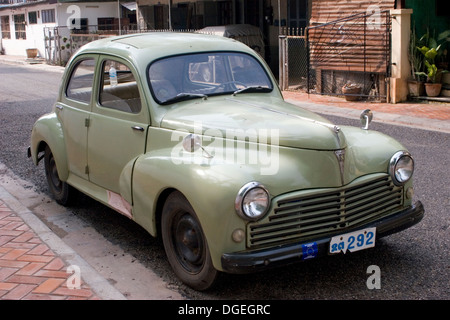 Une ancienne Peugeot 203 est stationné sur une rue de la ville de Vientiane, Laos. Banque D'Images