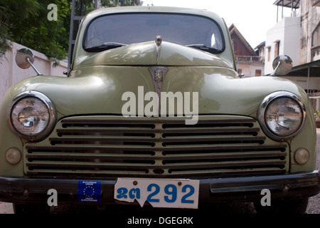 Une ancienne Peugeot 203 est stationné sur une rue de la ville de Vientiane, Laos. Banque D'Images