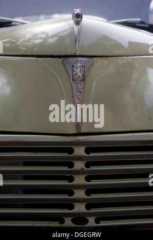 Une ancienne Peugeot 203 est stationné sur une rue de la ville de Vientiane, Laos. Banque D'Images