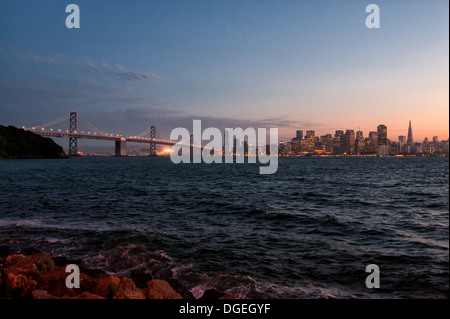 Vue depuis Treasure Island au crépuscule vers Bay Bridge et San Francisco, CA, États-Unis Banque D'Images
