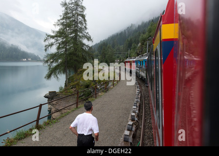 L'approche du train Bernina Express station Miralago, chemins de fer rhétiques RhB,. La Suisse Banque D'Images