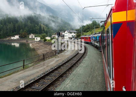 L'approche du train Bernina Express station Miralago, chemins de fer rhétiques RhB,. La Suisse Banque D'Images