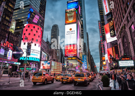 Times Square animé par nuit à New York, NY, USA Banque D'Images