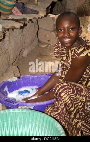 Jeune femme qui lave des vêtements, Nixo, village près de Sokone, au Sénégal. Ethnie sérère. Banque D'Images