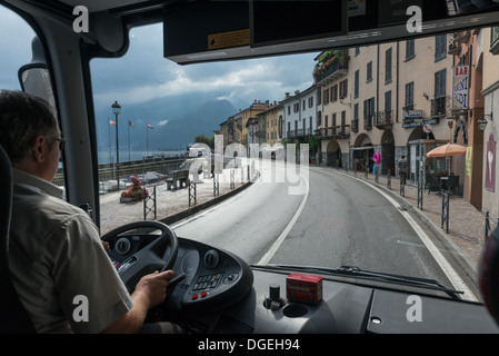 Bernina Express de Tirano à Lugano., en passant par le long des rives de Domaso lac de Côme, Lombardie, Italie Banque D'Images