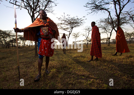 Chef massaï avec une lance à l'aube, dans la région de Mara, Kenya Banque D'Images