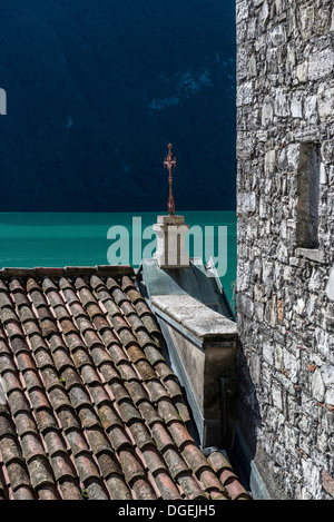 16e siècle l'église de San Vigilio avec son intérieur baroque et le haut beffroi médiévale tardive. La Suisse Banque D'Images