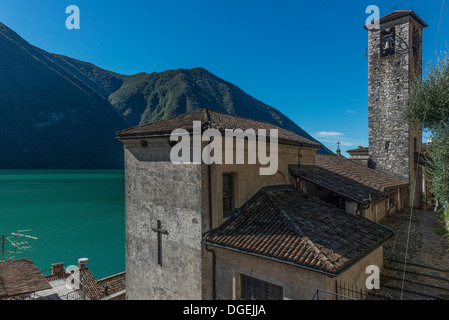 16e siècle l'église de San Vigilio avec son intérieur baroque et le haut beffroi médiévale tardive. La Suisse Banque D'Images