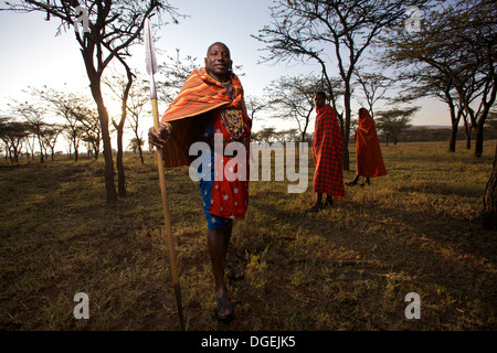 Chef massaï avec une lance à l'aube, dans la région de Mara, Kenya Banque D'Images