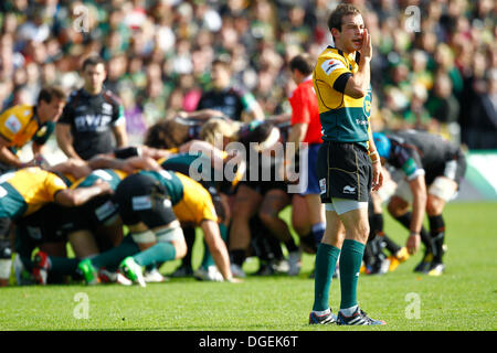 Northampton, Royaume-Uni. 20 Oct, 2013. Northampton Fly-Half Stephen Myler crie des instructions pendant une mêlée. Action de la H Cup 2013-2014 1 2 Ronde match entre Northampton Saints (FRA) et Ospreys (WAL) joué au Franklin's Gardens, Northampton le dimanche 20 octobre 2013. Credit : Graham Wilson/Alamy Live News Banque D'Images