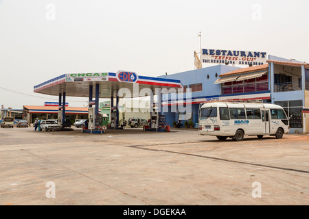 Le Sénégal. Station d'essence moderne complexe avec un Cyber Café et restaurant, dans la banlieue de Dakar. Banque D'Images