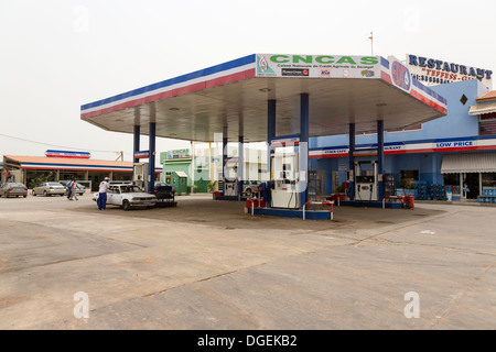 Le Sénégal. Station d'essence moderne complexe avec un Cyber Café et restaurant, dans la banlieue de Dakar. Banque D'Images