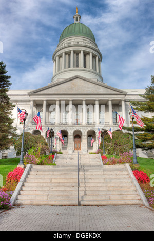 L'escalier des flancs des drapeaux américains à l'entrée avant de la Maine State House de Augusta, Maine. Banque D'Images