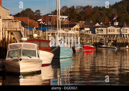 Bateaux et voiliers amarrés peu après le lever du soleil dans le port de Camden, Camden, Maine. Banque D'Images