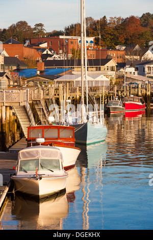 Bateaux et voiliers amarrés peu après le lever du soleil dans le port de Camden, Camden, Maine. Banque D'Images