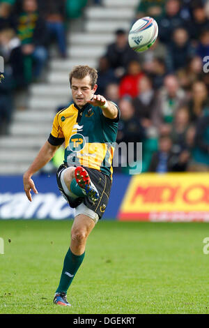 Northampton, Royaume-Uni. 20 Oct, 2013. Stephen Myler de Northampton redémarre le jeu. Action de la H Cup 2013-2014 1 2 Ronde match entre Northampton Saints (FRA) et Ospreys (WAL) joué au Franklin's Gardens, Northampton le dimanche 20 octobre 2013. Credit : Graham Wilson/Alamy Live News Banque D'Images