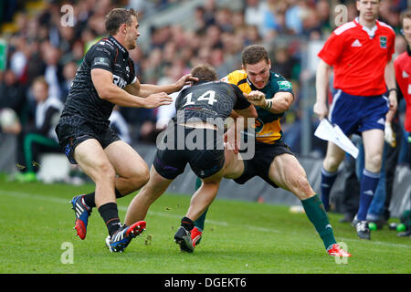 Northampton, Royaume-Uni. 20 Oct, 2013. Northampton's George North est abordé. Action de la H Cup 2013-2014 1 2 Ronde match entre Northampton Saints (FRA) et Ospreys (WAL) joué au Franklin's Gardens, Northampton le dimanche 20 octobre 2013. Credit : Graham Wilson/Alamy Live News Banque D'Images