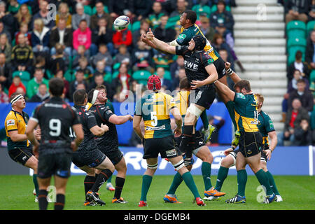 Northampton, Royaume-Uni. 20 Oct, 2013. De l'action de sortie de ligne H Cup 2013-2014 1 2 Ronde match entre Northampton Saints (FRA) et Ospreys (WAL) joué au Franklin's Gardens, Northampton le dimanche 20 octobre 2013. Credit : Graham Wilson/Alamy Live News Banque D'Images