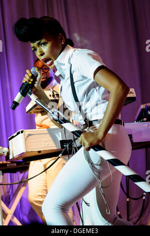 Toronto, Ontario, Canada. 19 Oct, 2013. R&B américain et l'âme de musicien, compositeur et producteur de Janelle Monae effectue dans Kool Haus club à Toronto. /ZUMAPRESS.com/Alamy Vidyashev © Igor Live News Banque D'Images