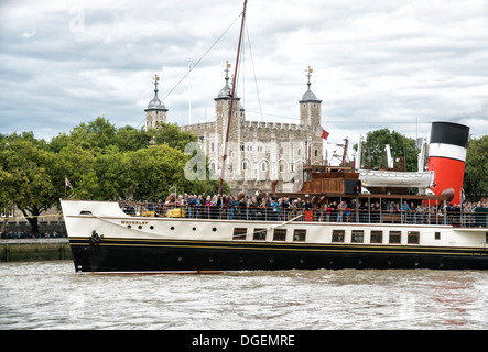 Le dernier bateau à vapeur de haute mer dans le monde. Le Waverley PS arrive dans le bassin de Londres par la tour, sur la Tamise Banque D'Images