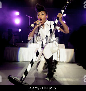 Toronto, Ontario, Canada. 19 Oct, 2013. R&B américain et l'âme de musicien, compositeur et producteur de Janelle Monae effectue dans Kool Haus club à Toronto. /ZUMAPRESS.com/Alamy Vidyashev © Igor Live News Banque D'Images