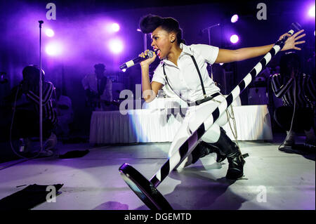 Toronto, Ontario, Canada. 19 Oct, 2013. R&B américain et l'âme de musicien, compositeur et producteur de Janelle Monae effectue dans Kool Haus club à Toronto. /ZUMAPRESS.com/Alamy Vidyashev © Igor Live News Banque D'Images