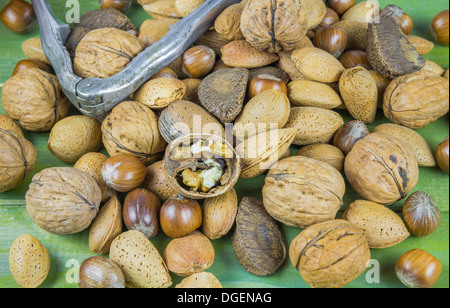 Un assortiment de noix sur la table en bois Banque D'Images