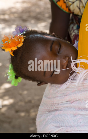 Baby Girl Sleeping tout en étant transporté sur le dos de la mère, Fass Njaga Choi, North Bank Region, la Gambie. Banque D'Images