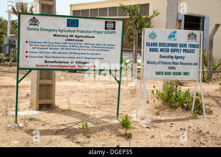 Signes d'aide à l'étranger. Banque islamique de développement du projet de l'eau, Projet agricole de l'Union européenne, de la Banque, région du nord de la Gambie. Banque D'Images