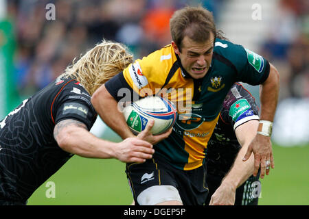 Northampton, Royaume-Uni. 20 Oct, 2013. Stephen Myler de Northampton brise les Ospreys la défense pendant la H Cup 2013-2014 1 2 Ronde match entre Northampton Saints (FRA) et Ospreys (WAL) joué au Franklin's Gardens, Northampton le dimanche 20 octobre 2013. Credit : Graham Wilson/Alamy Live News Banque D'Images