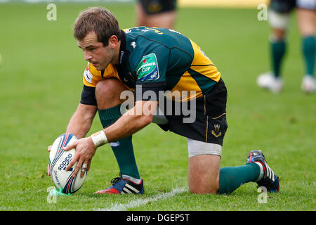 Northampton, Royaume-Uni. 20 Oct, 2013. Stephen Myler Northampton's place la balle pour une conversion. Action de la H Cup 2013-2014 1 2 Ronde match entre Northampton Saints (FRA) et Ospreys (WAL) joué au Franklin's Gardens, Northampton le dimanche 20 octobre 2013. Credit : Graham Wilson/Alamy Live News Banque D'Images