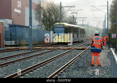 Tramway Metrolink le premier jour des services de voyageurs à Shaw, près de l'arrêt Shaw et Crompton, Oldham, Manchester, Angleterre, RU Banque D'Images