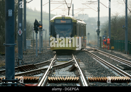 Tramway Metrolink le premier jour des services de voyageurs à Shaw, près de l'arrêt Shaw et Crompton, Oldham, Manchester, Angleterre, RU Banque D'Images