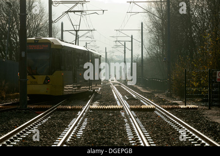 Tramway Metrolink le premier jour des services de voyageurs à Shaw, près de l'arrêt Shaw et Crompton, Oldham, Manchester, Angleterre, RU Banque D'Images