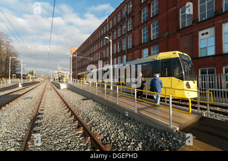 Tramway Metrolink le premier jour des services de voyageurs à Shaw, à l'arrêt Shaw et Crompton, Oldham, Manchester, Angleterre, RU Banque D'Images