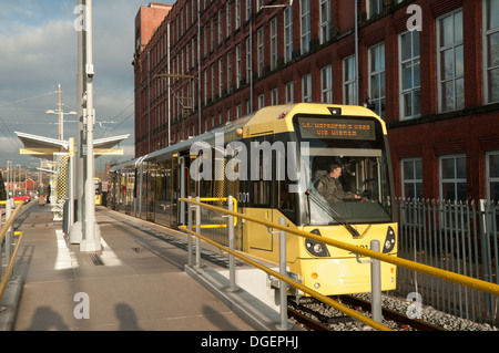 Tramway Metrolink le premier jour des services de voyageurs à Shaw, à l'arrêt Shaw et Crompton, Oldham, Manchester, Angleterre, RU Banque D'Images